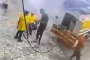 वायरल वीडियो : देखते देखते धंस गई जमीन, एक एक करके चार लोग फंसे