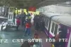 मुंबई : आरपीएफ के दो जवानों ने बचाई महिला उर उसके बच्चे की जान, ट्रेन के चपेट में आने से हो सकता था बड़ा हादसा