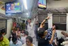 मुंबई लोकल ट्रेनों में यात्रा कर रहे लोगों को ONTV ने लाइव क्रिकेट मैच दिखाया