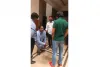 तेजप्रताप यादव के पैरों के पास झुककर होटल मैनेजर ने मांगी माफी, वीडियो वायरल