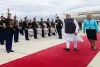 पेरिस पहुंचे भारतीय प्रधानमंत्री नरेन्द्र मोदी, फ्रांसीसी प्रधानमंत्री ने की अगवानी