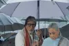 मुंबई : भारी बारिश में अमिताभ बच्चन ने पत्नी जया के लिए पकड़ा छाता