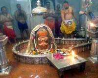 महाशिवरात्रि: शिवालयों में उमड़ी भीड़, बाबा काशी विश्वनाथ के दरबार पहुंचे अखाड़े के संत