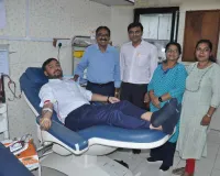 सूरत : न्यू सिविल अस्पताल के ब्लड बैंक में 11वीं बार रेजिडेंट एडिशनल कलेक्टर विजय रबारी ने स्वैच्छिक रक्तदान किया