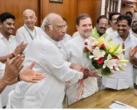 सांसद राहुल गांधी को सदन में नेता प्रतिपक्ष चुने जाने पर कांग्रेस के सांसद और नेता बधाई देने पहुंचे कांग्रेस मुख्यालय