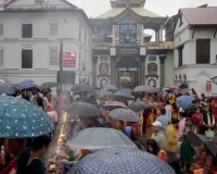 काठमांडू : नेपाल में सावन के पहले सोमवार को पशुपतिनाथ मंदिर में आस्था का सैलाब