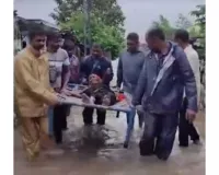 देवभूमि द्वारका की कल्याणपुर तहसील में भारी बारिश, हेलीकॉप्टर से चला रेस्क्यू ऑपरेशन
