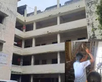 सूरत : छात्रों ने हथौड़े और पत्थर से तोड़ा सील स्कूल का ताला, एक महीने से शिक्षा से वंचित