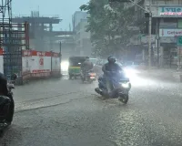 सूरत :  शहर में रविवार शाम को भारी बारिश से जनजीवन प्रभावित, कई इलाकों में जलभराव