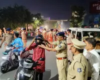 अहमदाबाद : क्लियर प्रीमियम वाटर और पुलिस ने नवरात्रि पर लोगों को हेलमेट वितरित किया