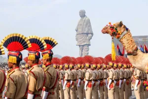 सरदार पटेल की प्रतिमा स्टैच्यू ऑफ यूनिटी पर हेलीकॉप्टर से पुष्प वर्षा