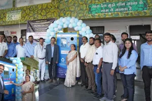 सूरत : AM/NS India ने उधना रेलवे स्टेशन पर रिवर्स वेंडिंग मशीन स्थापित की