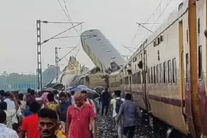 कंचनजंगा एक्सप्रेस हादसा : मरने वालों की संख्या 15 हुई, रेलवे ने जारी किये हेल्पलाइन नंबर