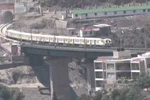 भारतीय रेलवे ने कश्मीर में दुनिया के सबसे ऊंचे चिनाब रेल पुल पर ट्रायल रन किया