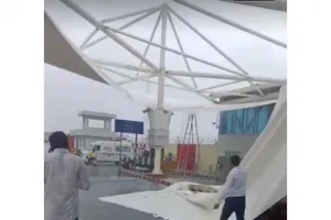 राजकोट : हीरासर हवाईअड्डे पर यात्री पैसेज की कैनोपी टूटी, बड़ा हादसा टला