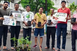 सूरत : फोस्टा अध्यक्ष कैलाश हाकिम के जन्मदिन पर 11 अशोक के पौधे लगाए गए