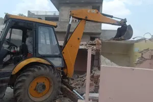 जयपुर : पेपर लीक मामला: फरार सरगना विवेक भांभू के घर के अवैध निर्माण पर प्रशासन ने चलाया बुलडोजर