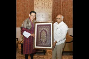 गुजरात यात्रा पर आए भूटान नरेश को मुख्यमंत्री पटेल ने कच्छ की चार शताब्दी पुरानी कलाकृति भेंट की
