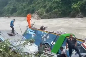 भारतीय बस नेपाल की मार्स्यांगडी नदी में गिरी, 14 शव बरामद